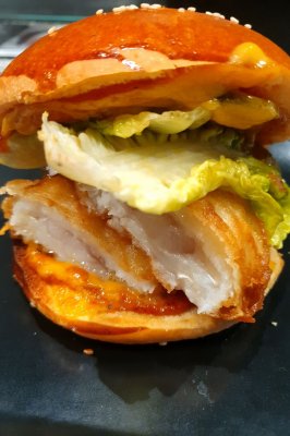 Le Burger Crok’n Fish, Cabillaud Pané, cheddar, salade, sauce tartare maison