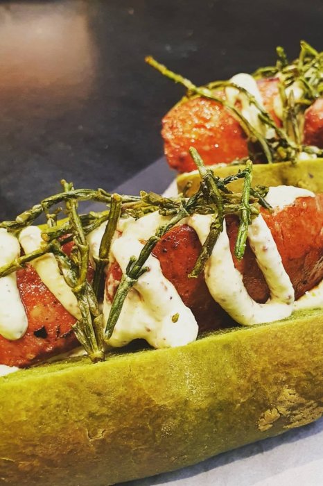 Les Hot Dogs Lisboètes, chorizo rôti, chips marines et moutarde de fève
